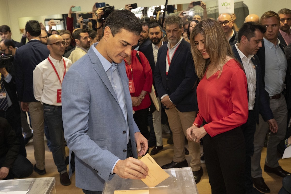 Председатель правительства Испании Педро Санчес на изберательном участке. Фото: @ AP Photo/Bernat Armangue
