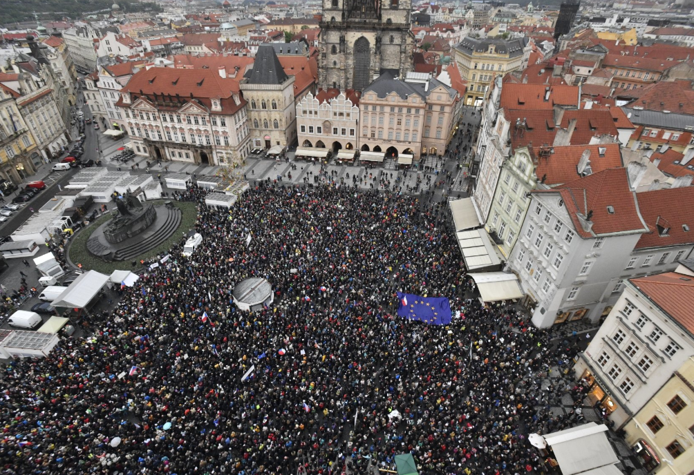 Ролик чехия. Демонстрация в Чехии. Митинг в Праге сейчас на Вацлавской площади. Демонстрация на Вацлавской площади. В Праге протестуют.