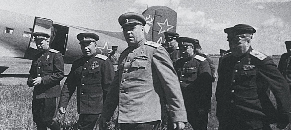 Маршал Советского Союза А.М. Василевский на взлётном поле. Фото: © Минобороны России
