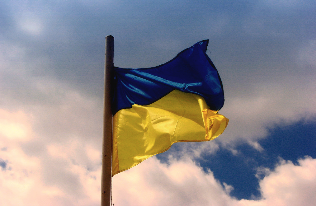 Украинский флаг видео. Флаг Украины. Красивый флаг Украины. Американский и украинский флаг. Флаг нац Украины.