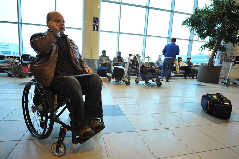 Пассажир ожидает вылета в Германию в аэропорту Домодедово. Фото © РИА "Новости" / Рамиль Ситдиков
