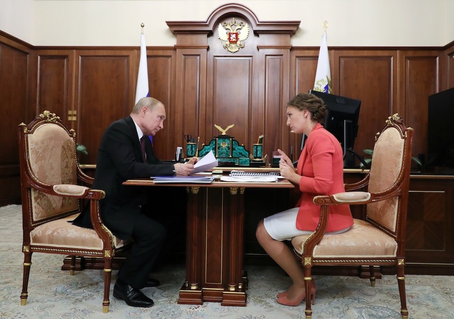 Владимир Путин и Анна Кузнецова. Фото © РИА "Новости" / Михаил Климентьев
