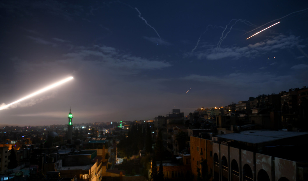 Сирийские ПВО отражают ракетный удар. Фото © Ammar Safarjalani / Xinhua via ZUMA Wire / ТАСС
