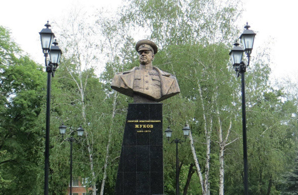 Памятник маршалу Георгию Жукову в Харькове. Фото © Wikipedia
