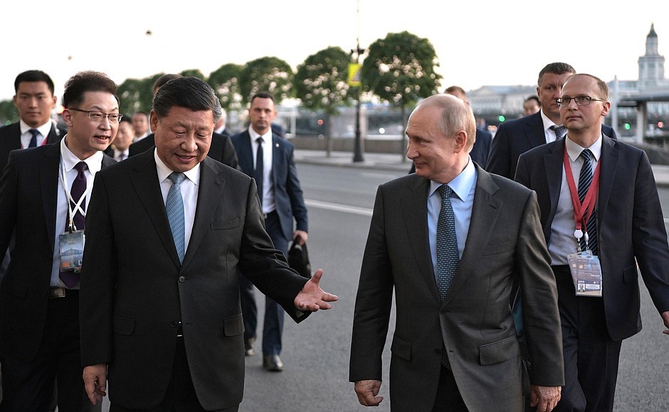 Председатель КНР Си Цзиньпин и президент России Владимир Путин во время прогулки по Санкт-Петербургу. Фото © Kremlin.ru
