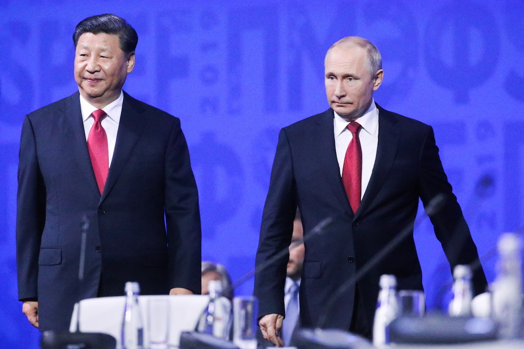 Председатель КНР Си Цзиньпин и президент РФ Владимир Путин (слева направо). Фото © ТАСС / Сергей Бобылев
