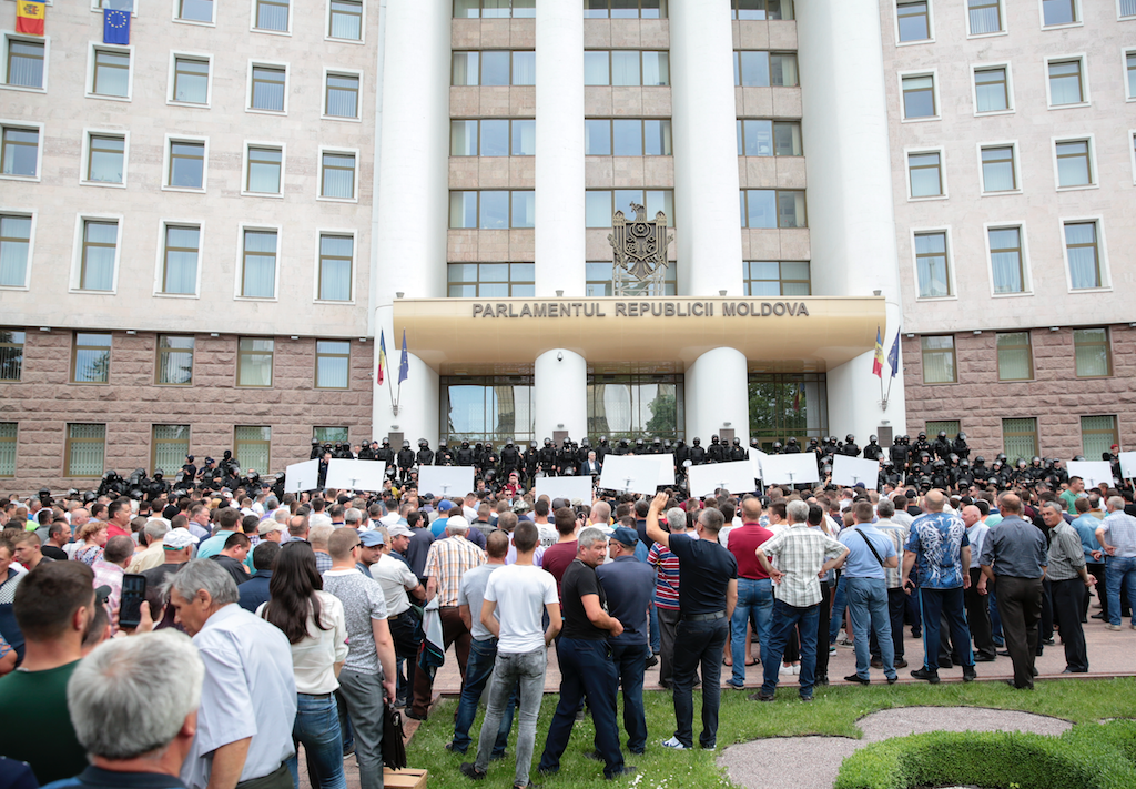 Акция протеста сторонников Демократической партии Молдовы у здания правительства в Кишинёве. Фото © EPA/STR/ТАСС

