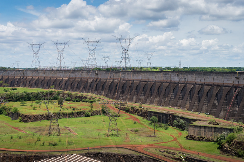ГЭС "Итайпу" на границе Бразилии и Парагвая. Фото © Flickr / Deni Williams
