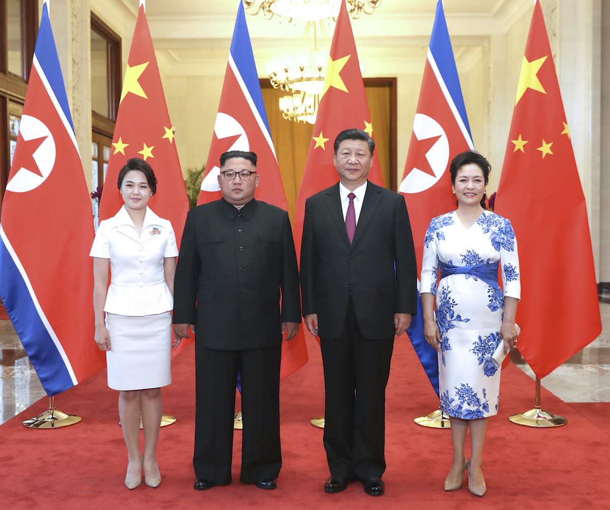Ким Чен Ын с супругой и Си Цзиньпин с супругой. Архивное фото © Ju Peng / Xinhua via AP
