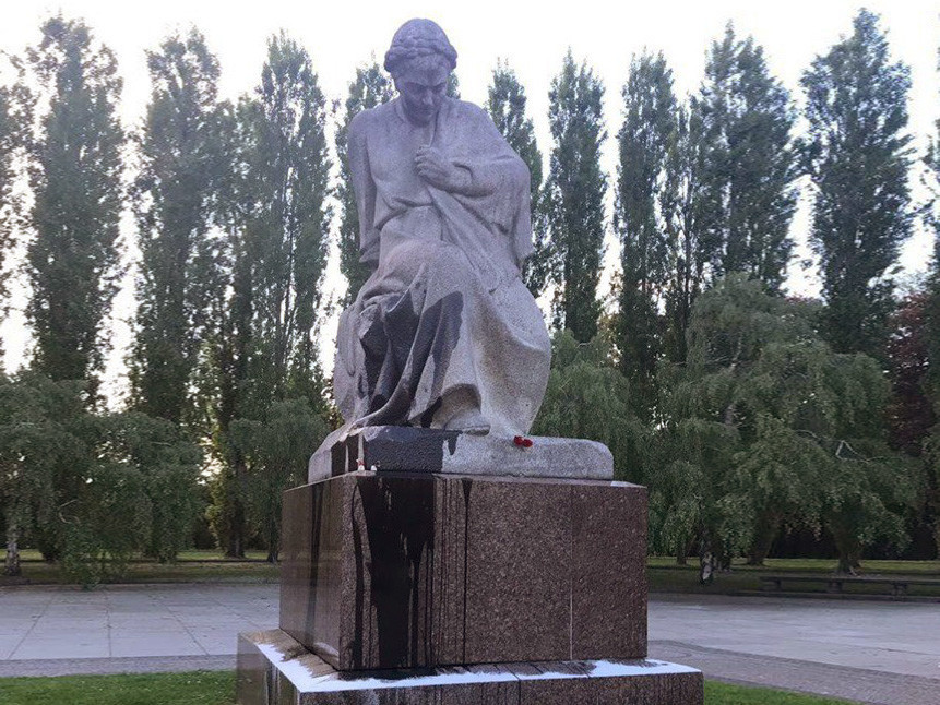 Монумент "Скорбящая мать" в Трептов-парке в Берлине. Фото © Facebook/RusBotschaft
