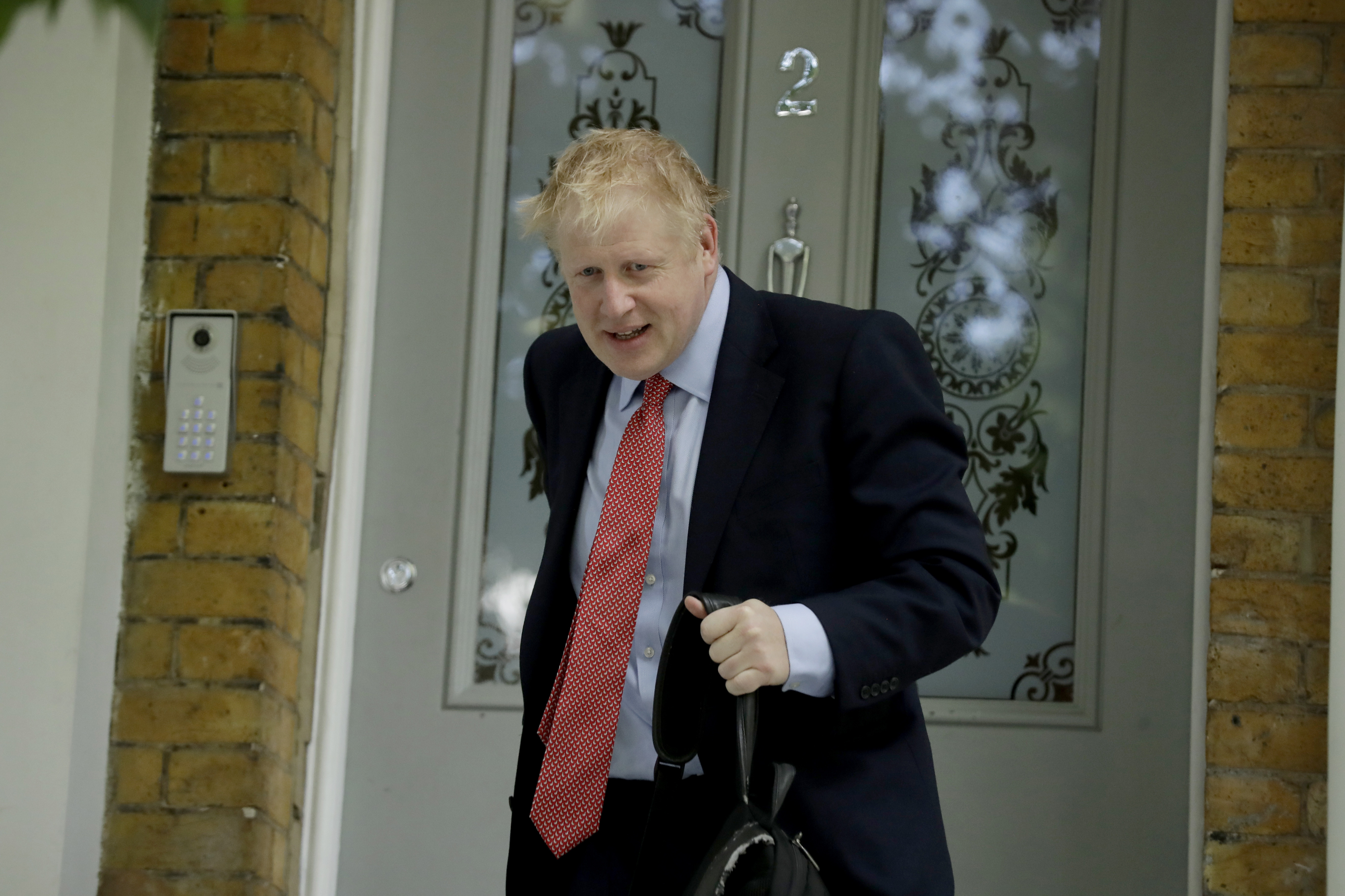 Борис Джонсон выходит из своего дома. Фото © Matt Dunham / AP

