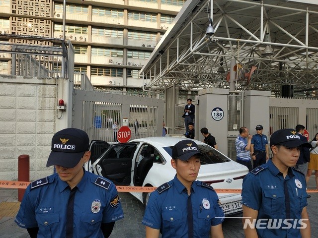 В Сеуле автомобиль протаранил ворота Посольства США