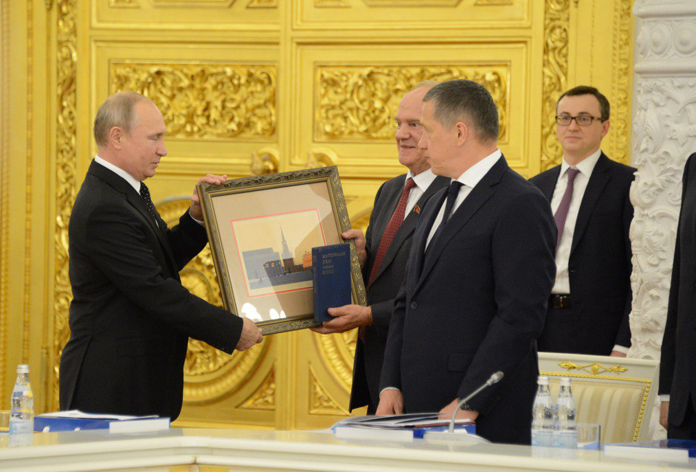 Владимир Путин поздравляет Геннадия Зюганова. Фото © L!FE / Павел Баранов
