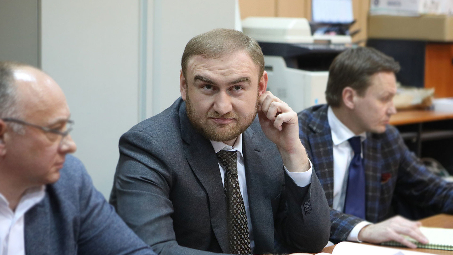 Арашуков заявил, что его обвиняют в убийстве из-за плевка в портрет
