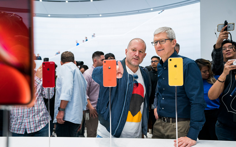 Джонатан Айв (слева) и Тим Кук (справа). Фото © Apple
