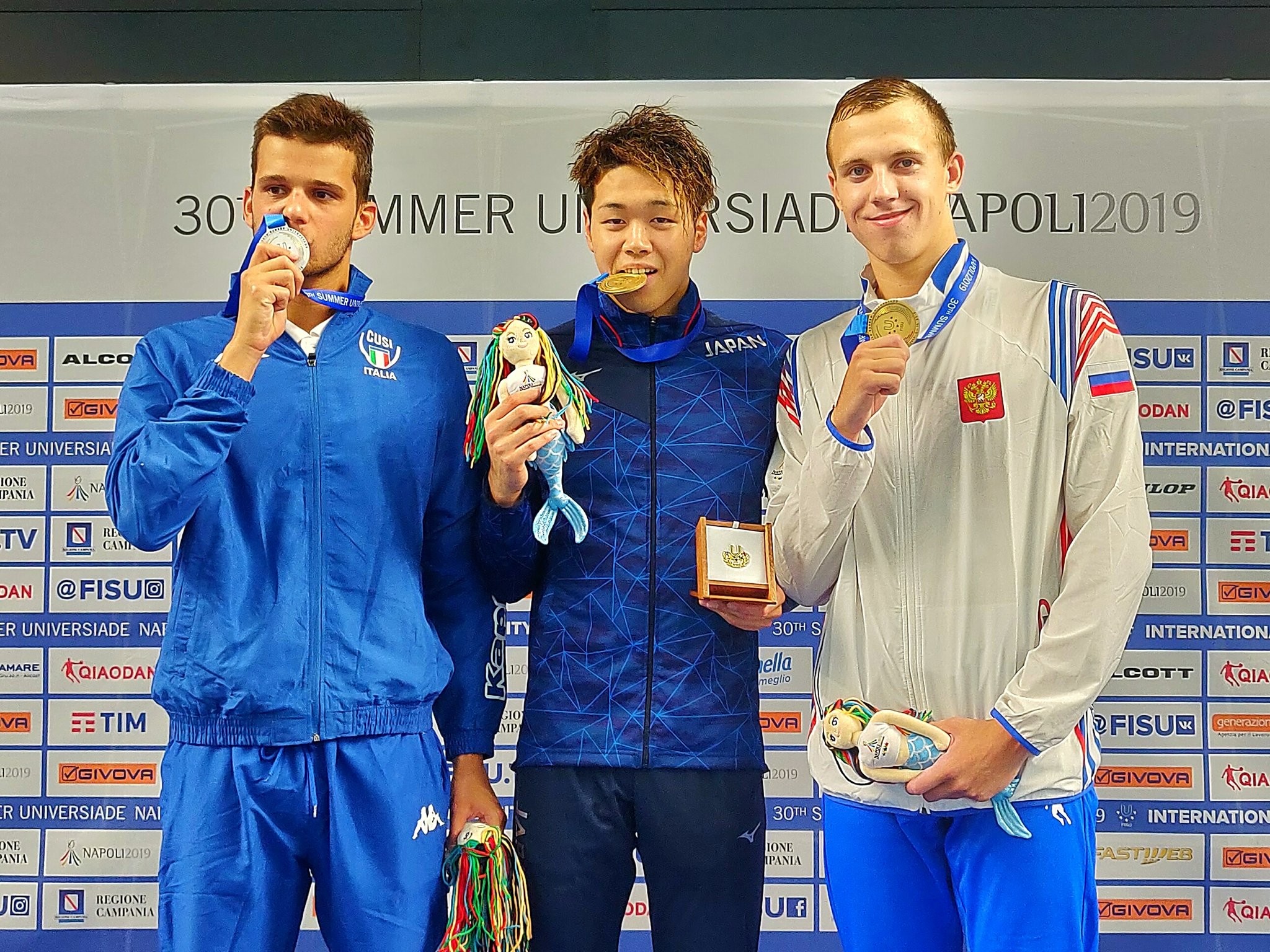 Российский пловец Антон Никитин (на фото справа). Фото © Twitter / Napoli 2019 Summer Universiade‏
