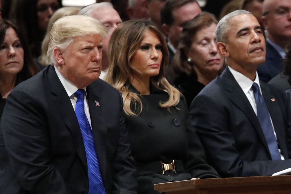 Президент США Дональд Трамп, его супруга Меланья Трамп, экс-лидер США Барак Обама (слева направо). Фото © ТАСС / Alex Brandon / Pool via CNP
