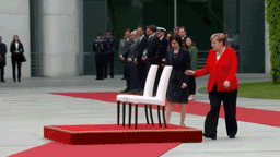 Меркель в Берлине опять усадили на стул из-за трясущихся рук
