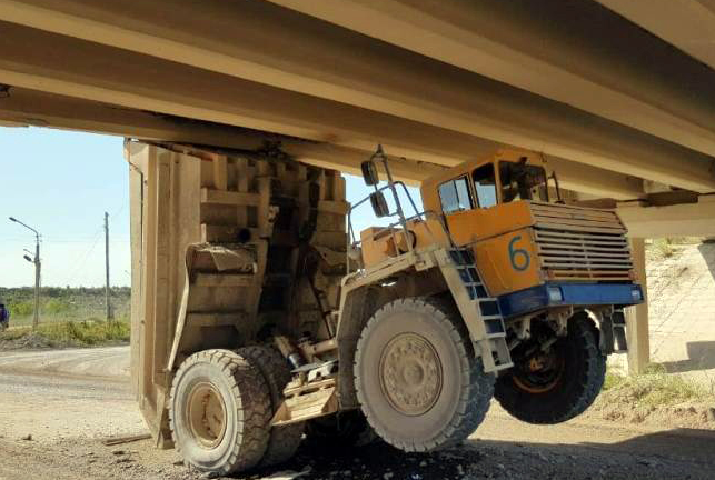 "Шумахер" за рулём БелАЗа протаранил мост на трассе в Свердловской области