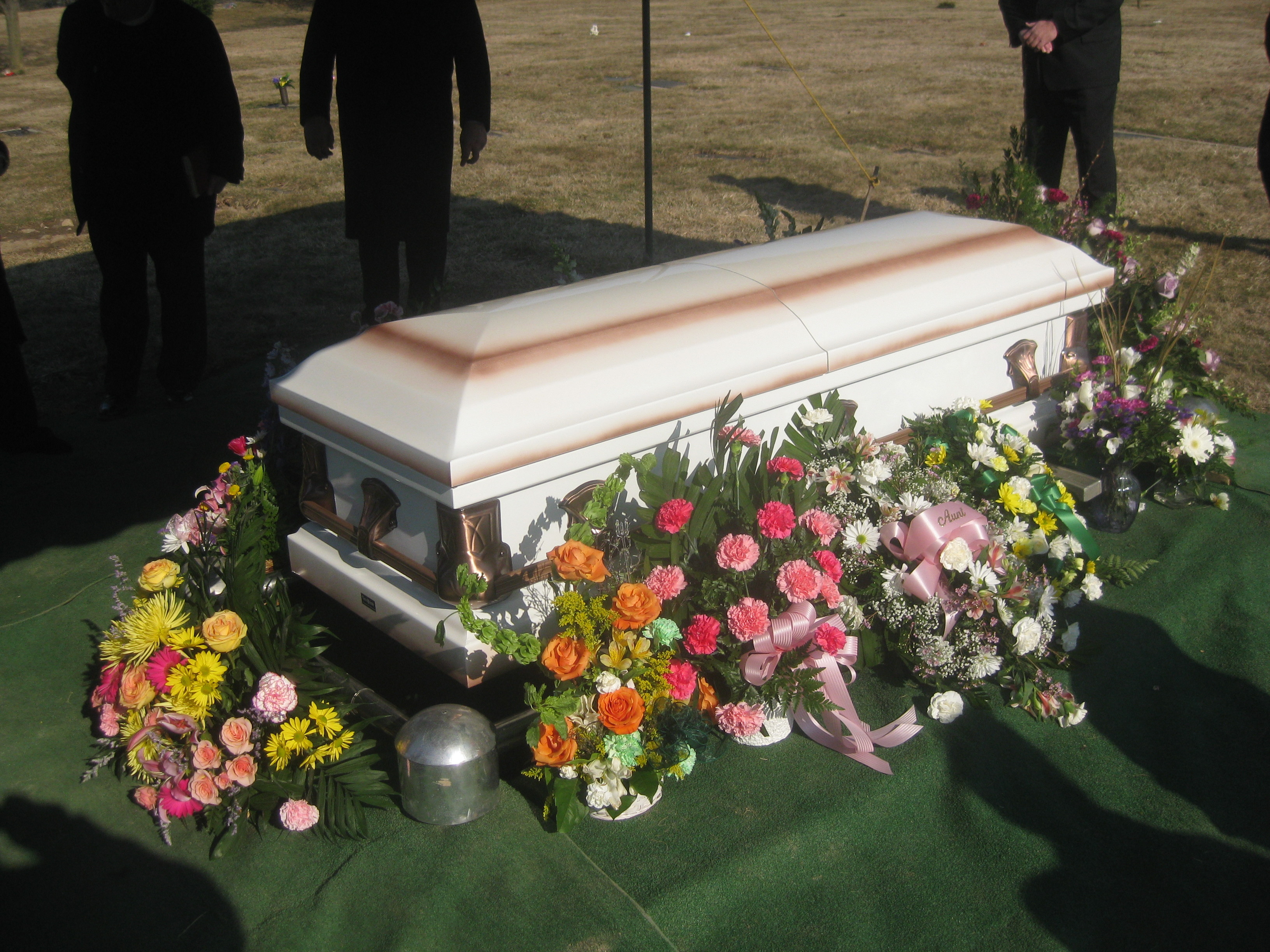 Coffin s. Гроб. Цветы на гроб. Красивые гробы.