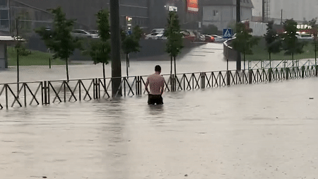 Житель Краснодара устроил заплыв по затопленной ливнем улице — видео
