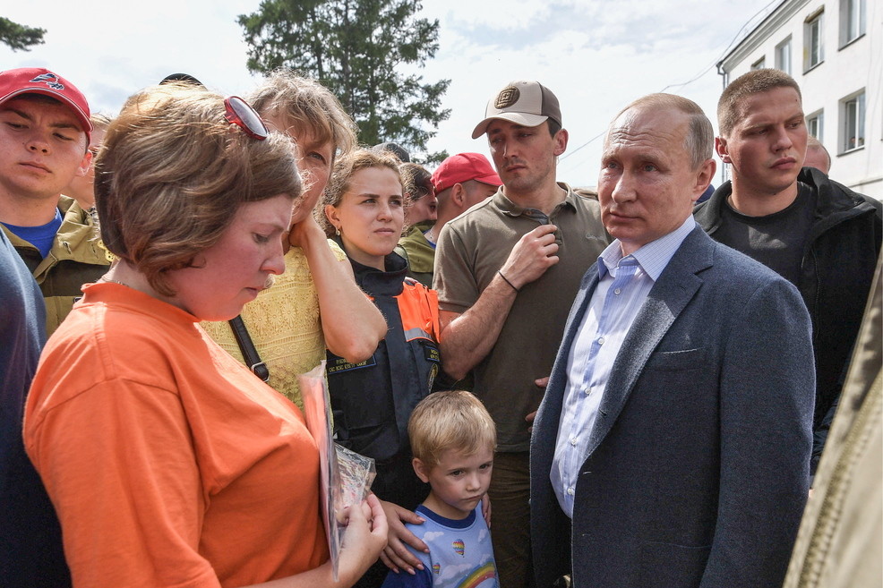 Президент РФ Владимир Путин во время общения с жителями Тулуна. Фото © ТАСС / Алексей Никольский
