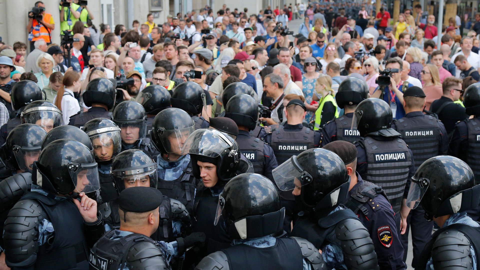 Предупреждение массовых беспорядков. Митинг 27 июля 2019 в Москве. Массовые протесты в России. Массовые беспорядки полиция.