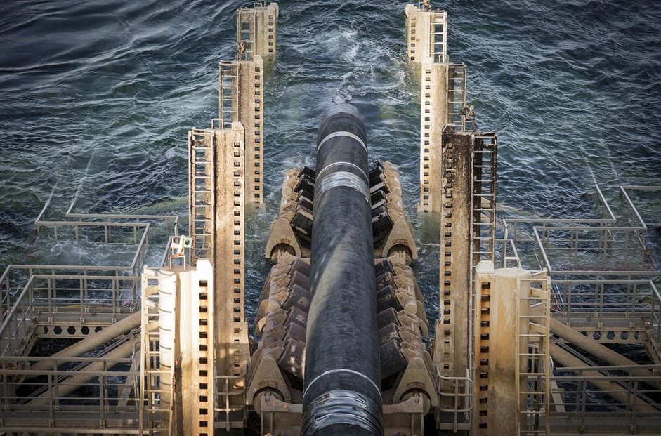 Судно Pioneering Spirit ведёт укладку газопровода в шведских территориальных водах. Фото © Nord Stream 2 / Axel Schmidt
