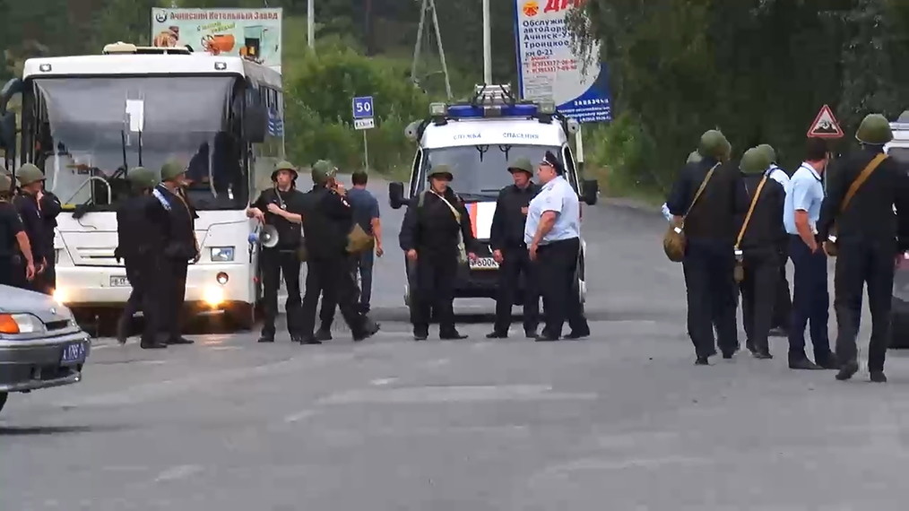 Полицейское оцепление в районе Ачинска. Фото © ТАСС / Снимок с видео / Ольга Халманова / Телеканал ОСА
