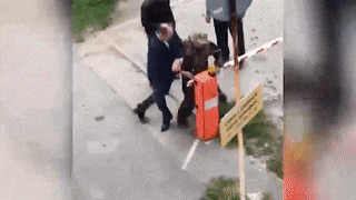 На Урале чиновник ударил в лицо пенсионера из-за шлагбаума во дворе — видео