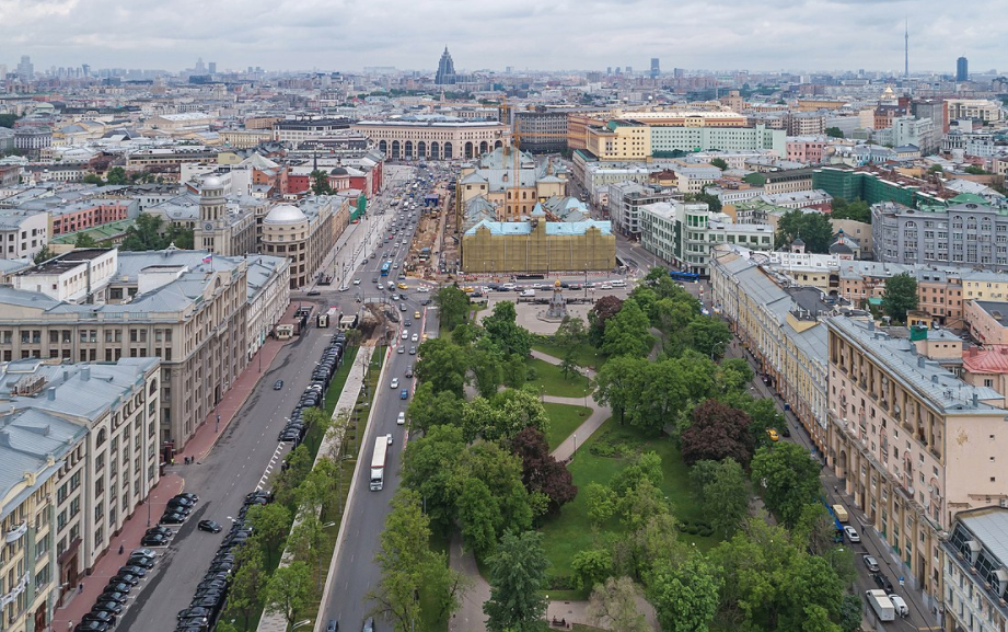 Вид с воздуха на Старую площадь и Ильинский сквер
Фото © A. Savin / WikiCommons
