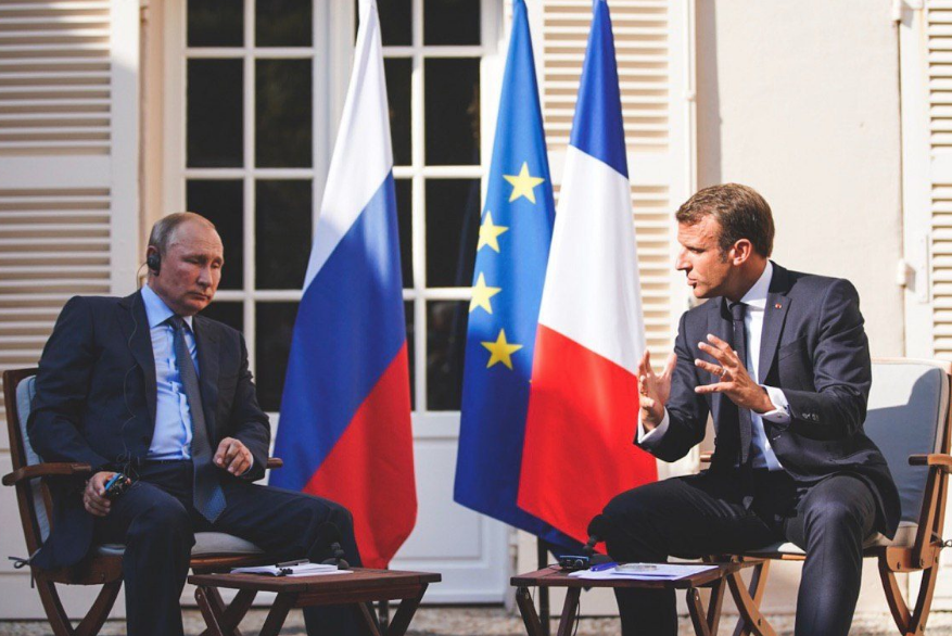 Владимир Путин и Эмманюэль Макрон (справа). Фото © Facebook/EmmanuelMacron
