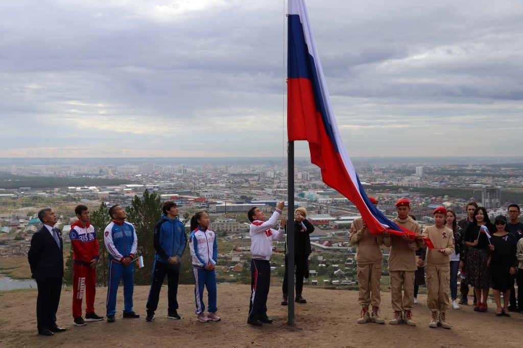 Поднятие флага Российской Федерации на смотровой площадке Якутской ГРЭС-2. Фото © SakhaLife
