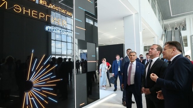 Премьер-министр России Дмитрий Медведев во время посещения международного выставочного центра "Казань Экспо". Фото © Правительство России
