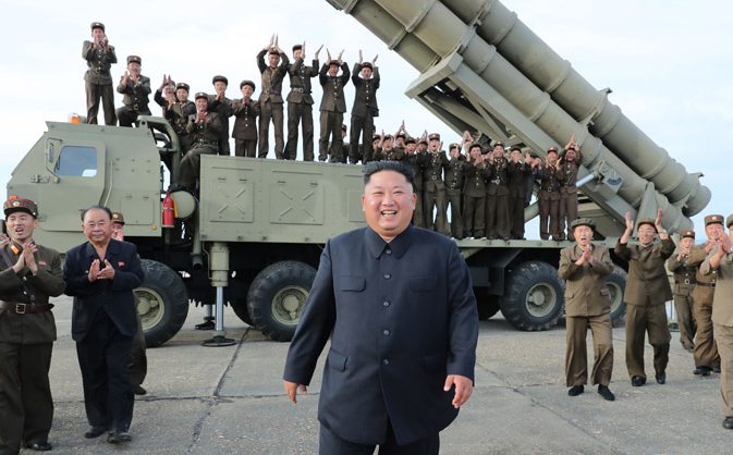 Ким Чен Ын на фоне пусковой ракетной установки. Фото © Центральное телеграфное агентство Кореи
