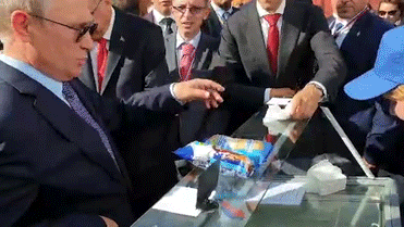 Путин на МАКС угостил мороженым Эрдогана и всех желающих — видео