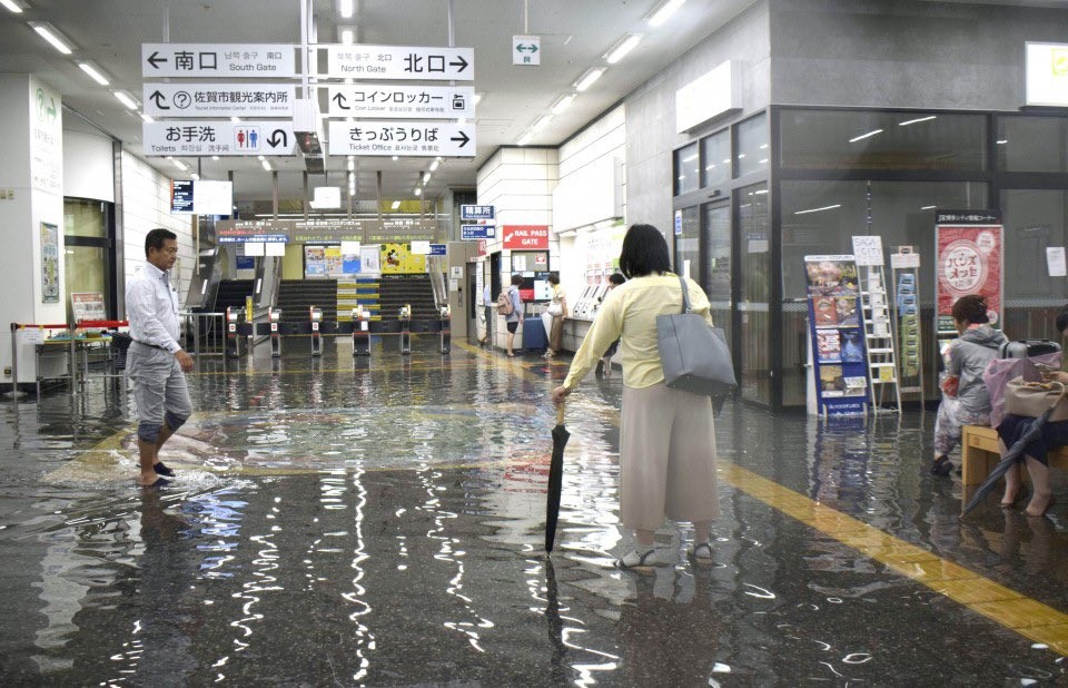 Не менее трёх человек погибли из-за наводнений в Японии