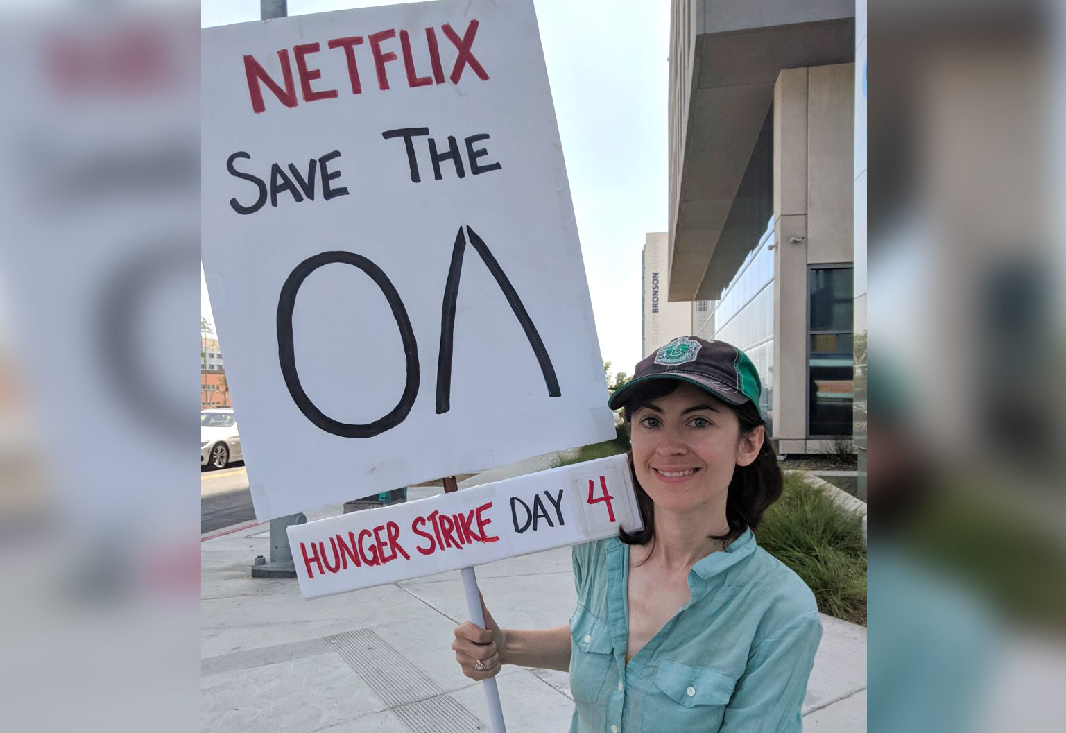 Безработная объявила голодовку у офиса Netflix из-за закрытия любимого сериала