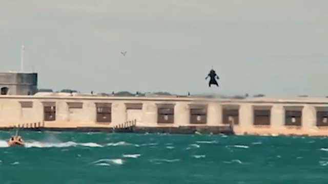 Изобретатель перелетел через пролив в костюме "Железного человека" — видео