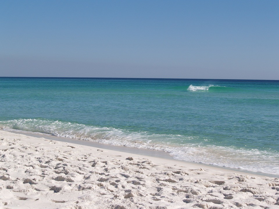 На пляж Флориды волнами вынесло килограммы кокаина