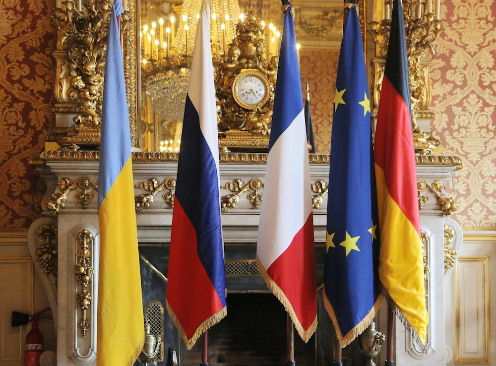 Флаги стран — участниц "номандской четвёрки". Фото © ТАСС / Наталья Иванова
