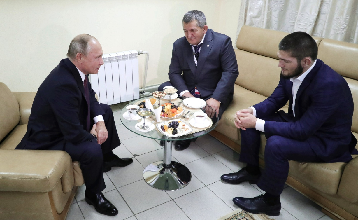 Предыдущая встреча Владимира Путина с Хабибом и отцом бойца. Фото © Сайт президента РФ
