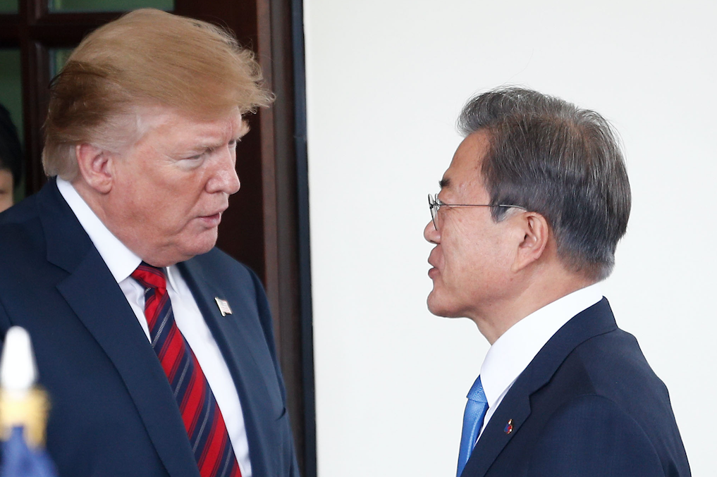 Президенты США Дональд Трамп (слева) и Южной Кореи Мун Чжэ Ин во время встречи в Белом доме. Фото © Ting Shen / Xinhua via ZUMA Wire / ТАСС (архив)
