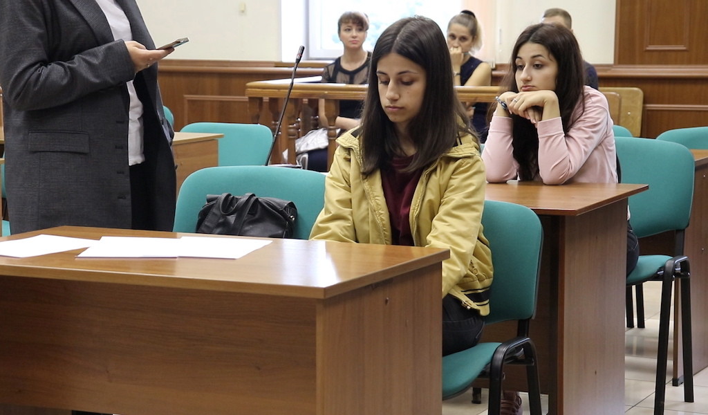 Ангелина (на первом плане справа) и Крестина (на втором плане) Хачатурян. Фото © Снимок с видео / Пресс-служба Мосгорсуда / ТАСС
