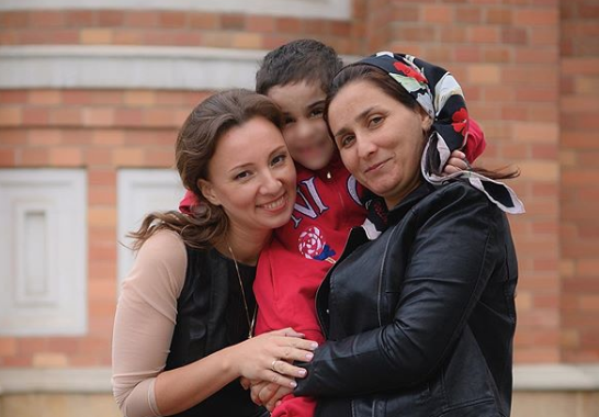 Омбудсмен Анна Кузнецова (слева), Айша и её мама Лида. Фото © Instagram / Анна Кузнецова
