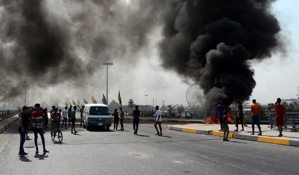 Беспорядки в столице Ирака — Багдаде. Фото © EPA / MURTAJA LATEEF
