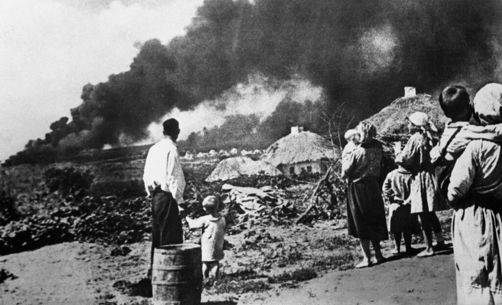 <p>Мирные жители наблюдают за уничтожением гитлеровцами их деревни. Фото © ТАСС / Центральный музей Вооружённых сил СССР</p>
