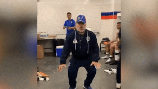 Дикие танцы Марадоны в раздевалке после матча взорвали Интернет