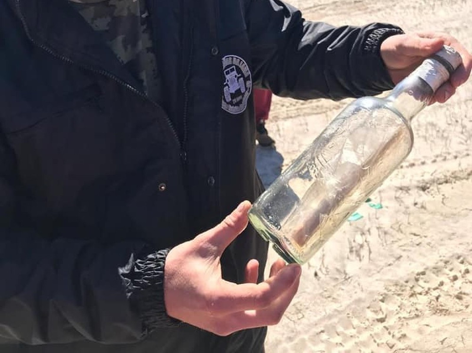 Бутылку с загадочным письмом от советских моряков вынесло на пляж в Бразилии