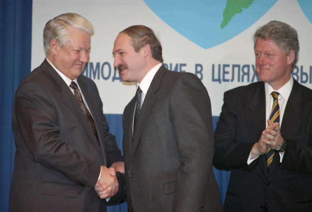 Слева направо: Борис Ельцин, Александр Лукашенко и Билл Клинтон. Фото © ТАСС / Александр Сенцов, Александр Чумичев
